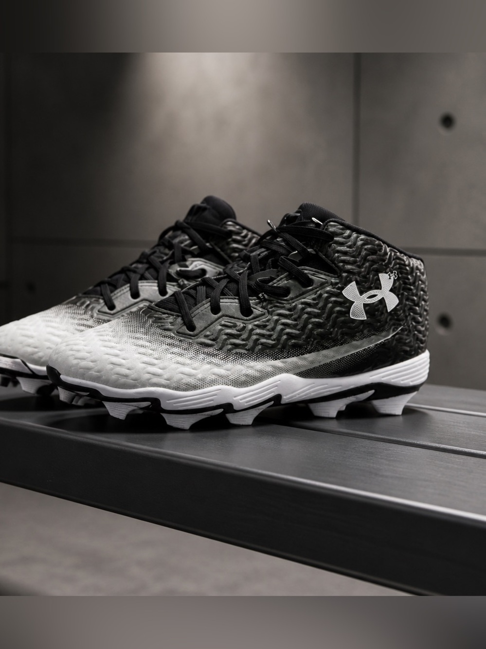 NWOB Under Armour Men’s Black White Spotlight Hammer MC Football Cleats Size 12